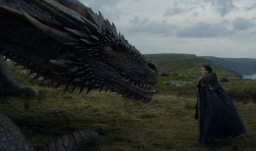 Jon Snow et Drogon se font face. Crédit : HBO