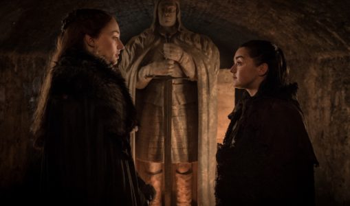 Sansa et Arya Stark réunies dans les cryptes de Winterfell, devant le tombeau de leur père. Maisie Williams, Sophie Turner (Crédit: Helen Sloan/HBO)