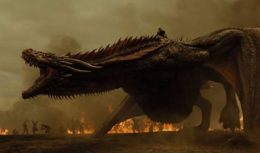 Daenerys Targaryen-chevauchant-Drogon-saison 7