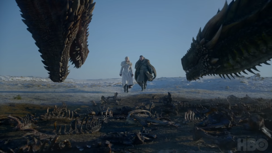 Jon Snow et Daenerys Targaryen devant Drogon et Rhaegal (crédits : HBO)