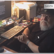 George R.R. Martin devant son ordinateur en 2014